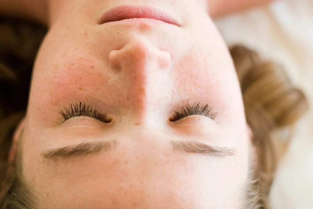 Vrouw met gesloten ogen in diepe ontspanning, Yoga Nidra tijdens Zacht landen in de Achterhoek.