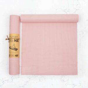 Roze yogamat 4 mm voor yoga, pilates en stretchen zonder schoenen. Materiaal is PVC, milieuvriendelijk geproduceerd.