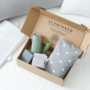 De Ultimate relax set bevat een 100% natuurlijke  full-sized  ontstress balsem en een Sleep Well mini balsem. Daarnaast nog een lavendel tarwe zak die je in de magnetron kunt opwarmen en die je daarna op je schouders kunt leggen voor ontspanning. Maar ook fijn wanneer je last hebt van buikkrampen tijdens je menstruatie.