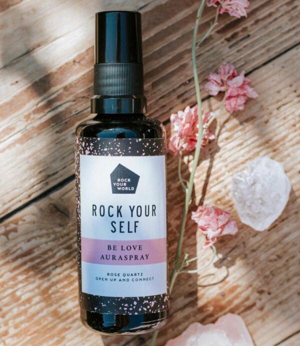 100% natuurlijke etherische olie blend voor het vergroten van zelfliefde en vertrouwen. Gebruik als aura- of roomspray. Infused met rozenkwarts. De Be Love spray van Rock your World bevat rozenhout, geranium, bergamot, lavendin, roos en mimosa en ruikt bloemig en naar liefde. De geur brengt rust en emotionele balans. Gebruik in een ruimte of spray om je heen voor een klein en liefdevol rustmomenten.