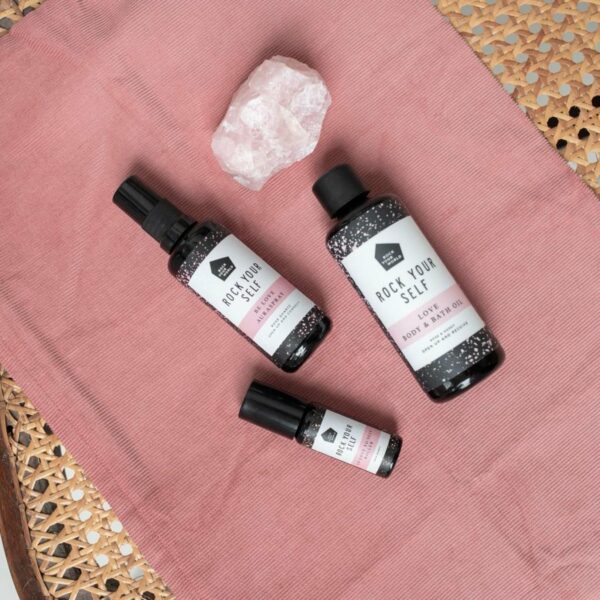 100% natuurlijke etherische olie blend voor het vergroten van zelfliefde en vertrouwen. Gebruik als aura- of roomspray. Infused met rozenkwarts. De Be Love spray van Rock your World bevat rozenhout, geranium, bergamot, lavendin, roos en mimosa en ruikt bloemig en naar liefde. De geur brengt rust en emotionele balans. Gebruik in een ruimte of spray om je heen voor een klein en liefdevol rustmomenten.
