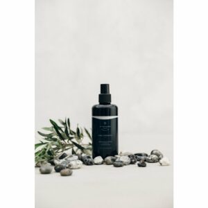 Magnesium Sea brine spray van Zechstein Inside® in een luxe MIRON glazen flesje. Het is een natuurlijke manier om beter te slapen, spierkrampen te verminderen en een algeheel ontspannen gevoel te ervaren. De spray kan eenvoudig worden aangebracht op de huid en is geschikt voor dagelijks gebruik