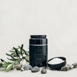 Luxe glazen MIRON pot gevuld met 300 gram magnesium bad kristallen, geschikt voor gebruik in bad. Magnesium heeft een ontspannend effect op de spieren en kan helpen bij het verminderen van stress en vermoeidheid. De glazen pot heeft een stijlvolle uitstraling en kan hergebruikt worden voor andere doeleinden.