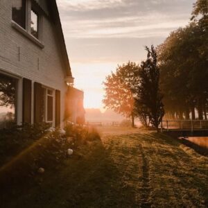 Luxe Bed & Breakfast Erve Hasselo in Vorden, De Achterhoek, met een prachtig uitzicht op het coulisselandschap bij zonsopkomst..