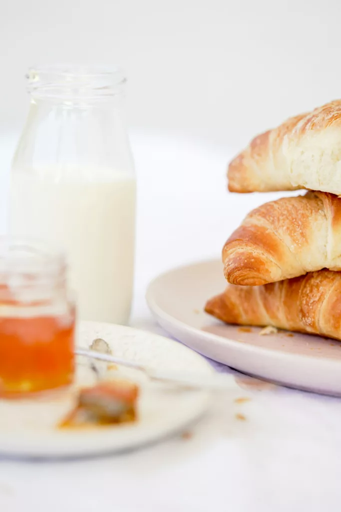 Versgebakken croissants van de broodjesservice op onze mini camping in de Achterhoek.