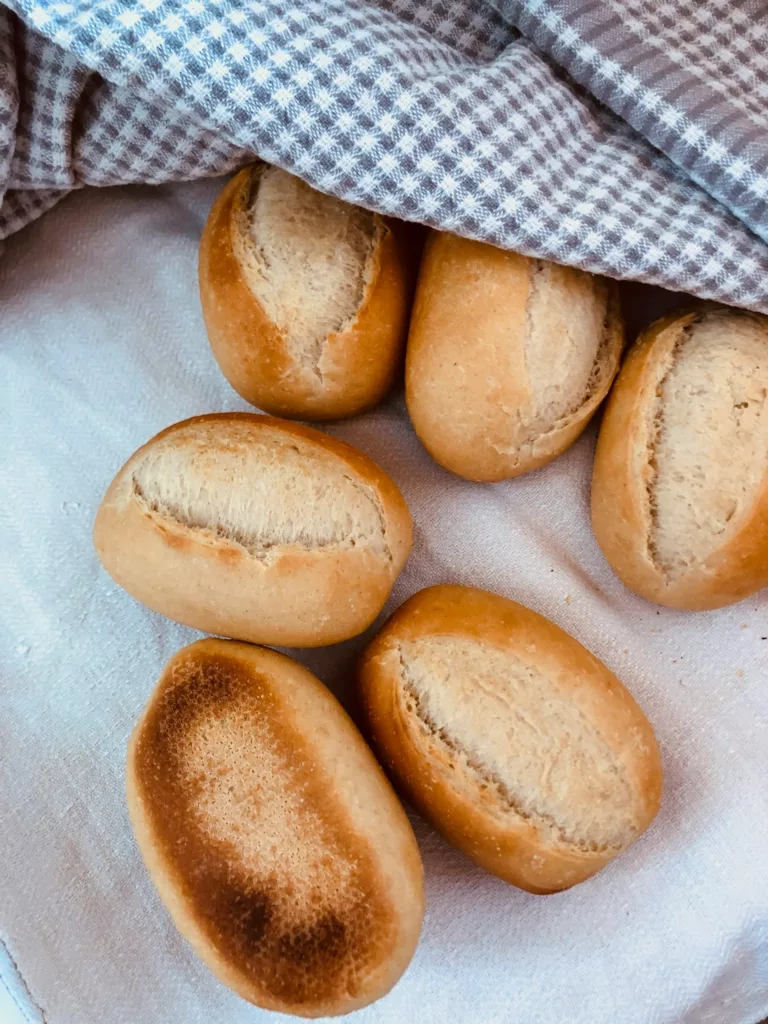 Witte pistolets vers gebakken voor de broodjesservice op onze mini camping in de Achterhoek.
