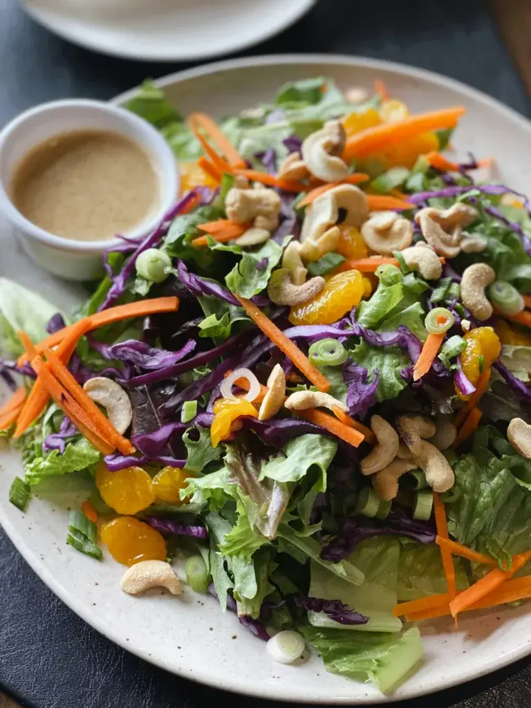 Frisse vegetarische maaltijdsalade als avondmaaltijd bij je verblijf.